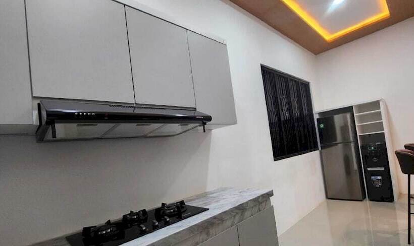 فندق Capital O 93719 Homestay Omah Bidadari