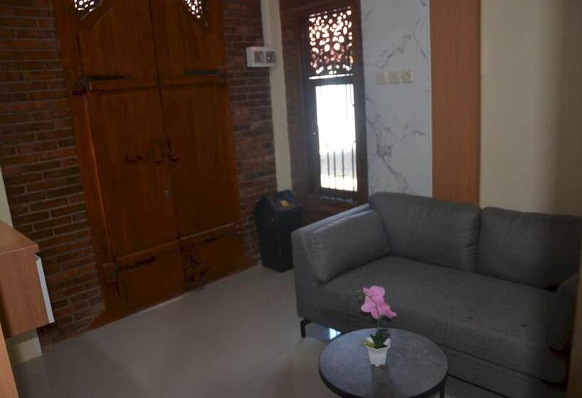 فندق Capital O 93719 Homestay Omah Bidadari