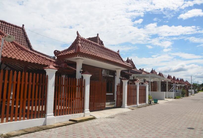 فندق Capital O 93719 Homestay Omah Bidadari