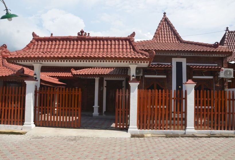 فندق Capital O 93719 Homestay Omah Bidadari