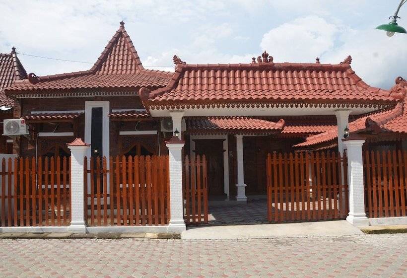 فندق Capital O 93719 Homestay Omah Bidadari