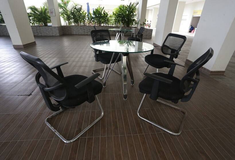 Отель Collection O 93750 Luxury Rooms @ Urbantown Serpong