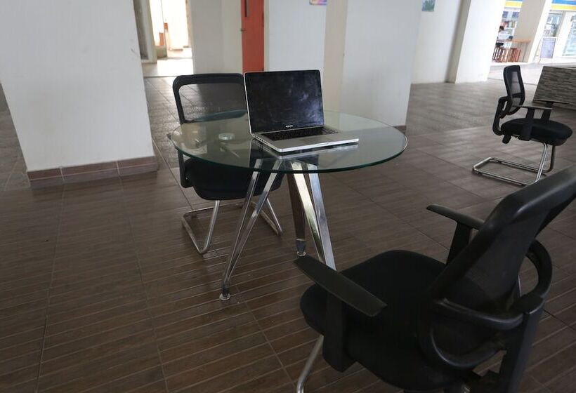 Отель Collection O 93750 Luxury Rooms @ Urbantown Serpong