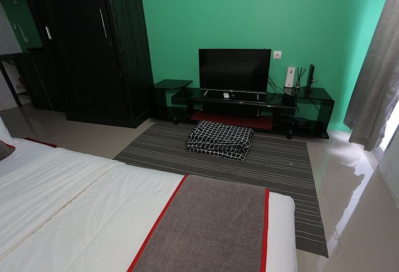 Отель Collection O 93750 Luxury Rooms @ Urbantown Serpong