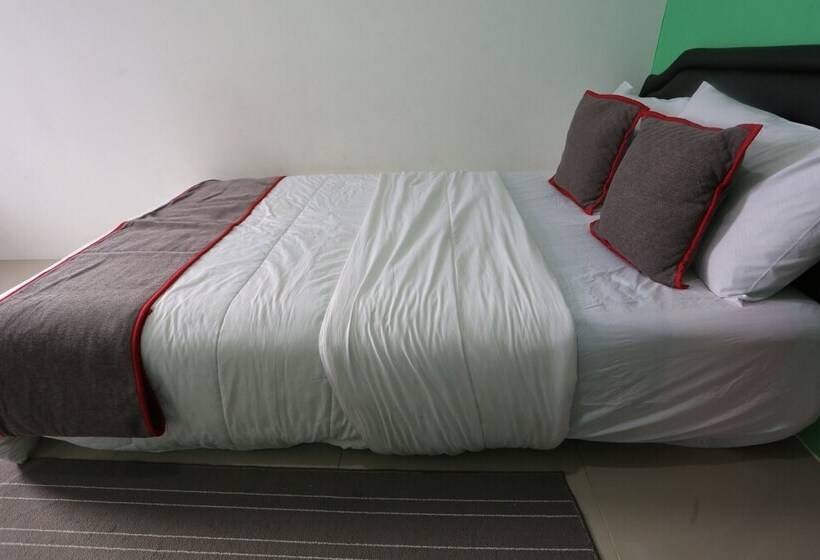 Отель Collection O 93750 Luxury Rooms @ Urbantown Serpong