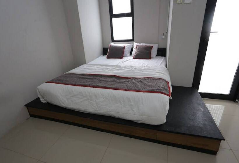 Отель Collection O 93750 Luxury Rooms @ Urbantown Serpong