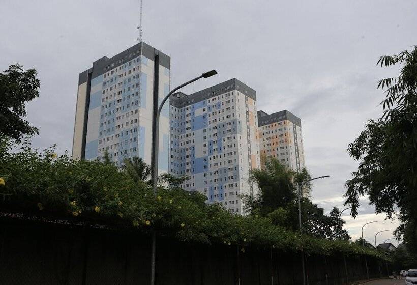 Отель Collection O 93750 Luxury Rooms @ Urbantown Serpong