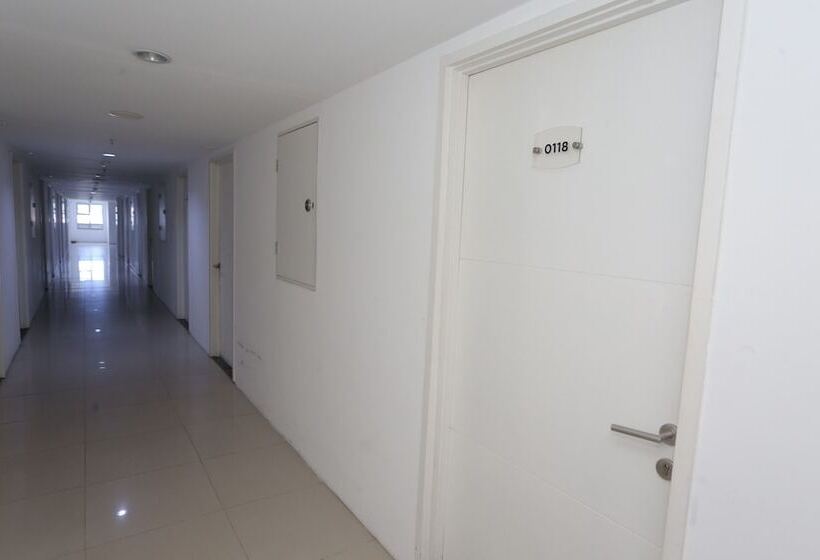 Отель Collection O 93750 Luxury Rooms @ Urbantown Serpong