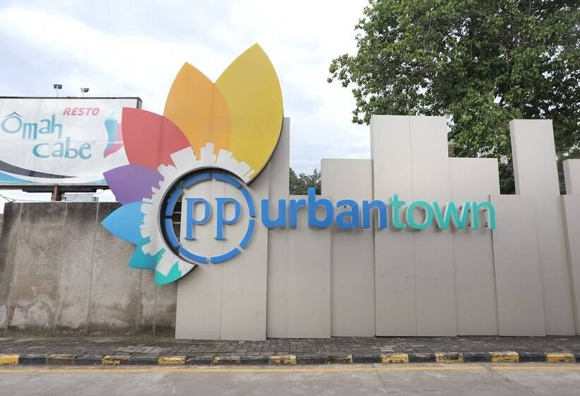 Отель Collection O 93750 Luxury Rooms @ Urbantown Serpong