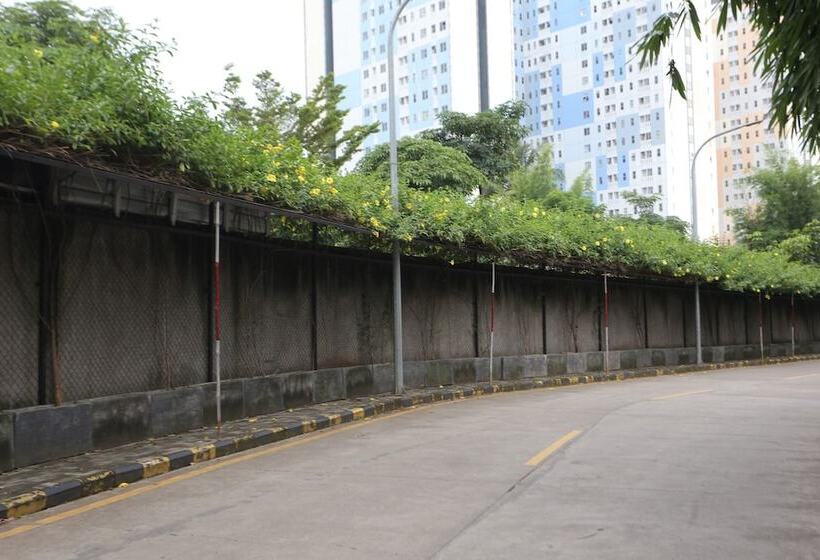 Отель Collection O 93750 Luxury Rooms @ Urbantown Serpong