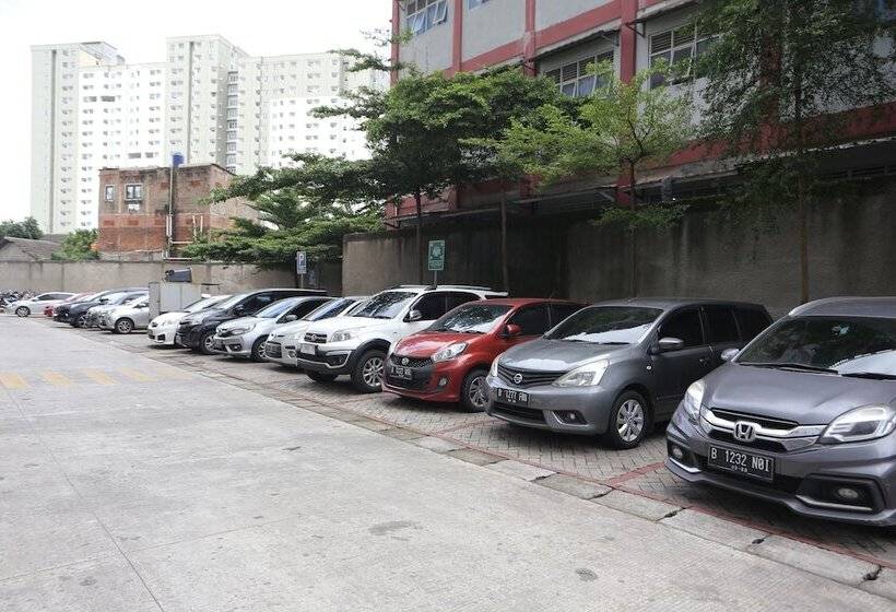 Отель Collection O 93750 Luxury Rooms @ Urbantown Serpong