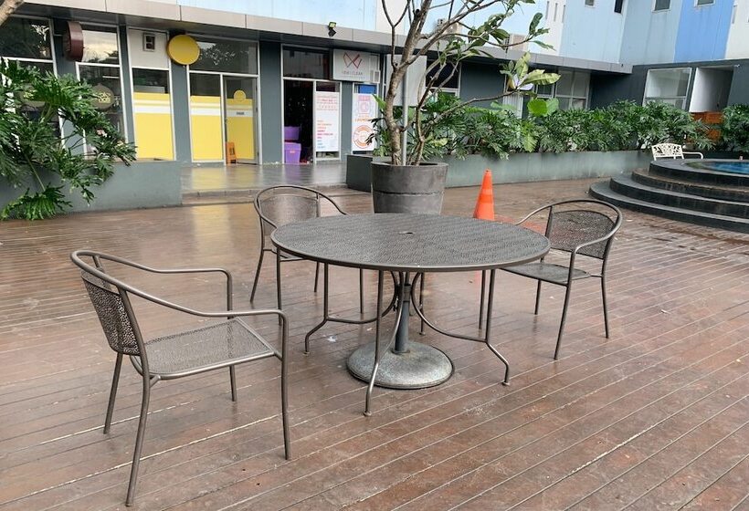 Отель Collection O 93750 Luxury Rooms @ Urbantown Serpong