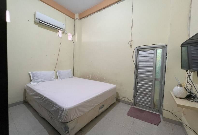 Отель Oyo 93753 Rafira Losmen