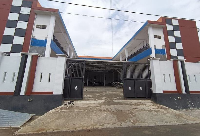 Отель Oyo 93774 Khaira Kos Dan Penginapan