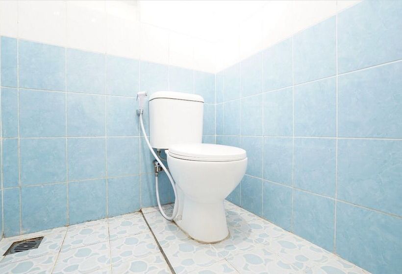 Отель Oyo 93774 Khaira Kos Dan Penginapan