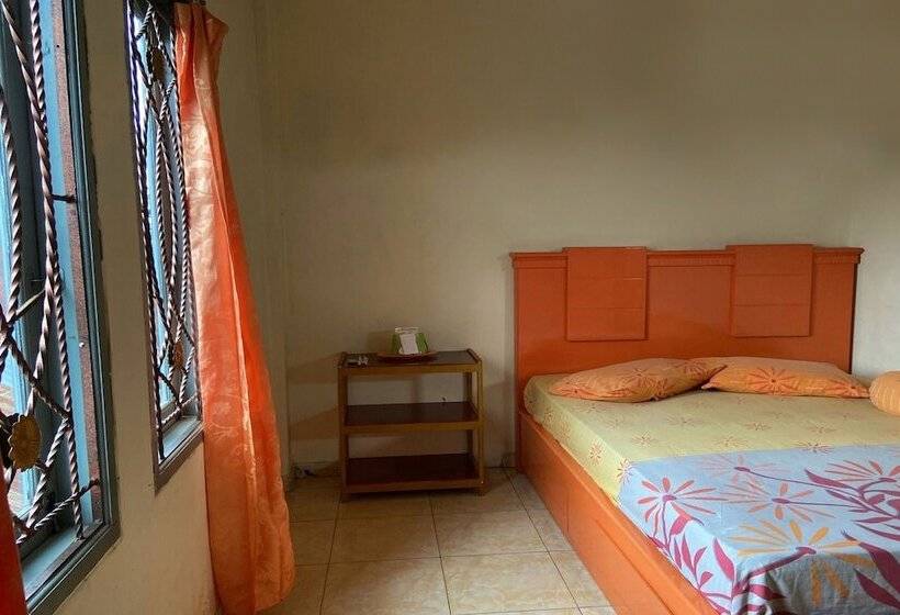 Отель Oyo 93774 Khaira Kos Dan Penginapan