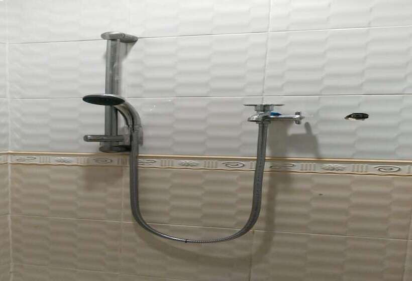 Отель Oyo 93774 Khaira Kos Dan Penginapan