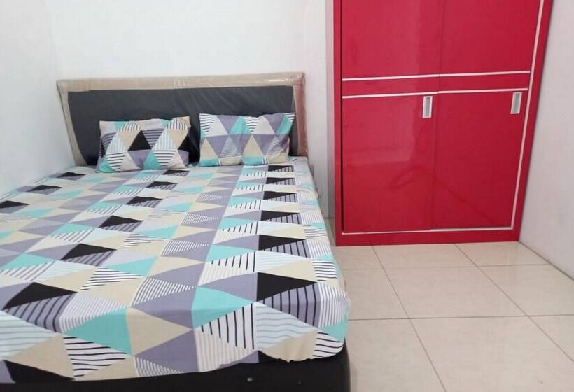 Отель Oyo 93774 Khaira Kos Dan Penginapan