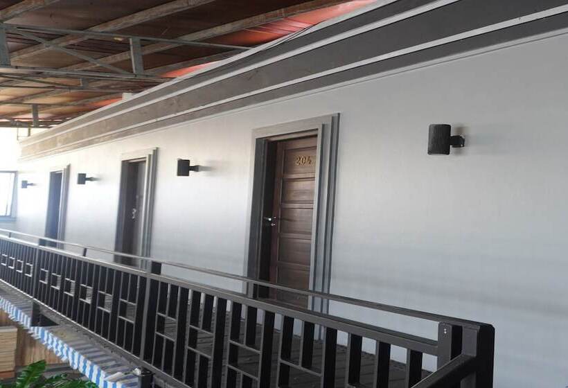 Отель Oyo 93774 Khaira Kos Dan Penginapan