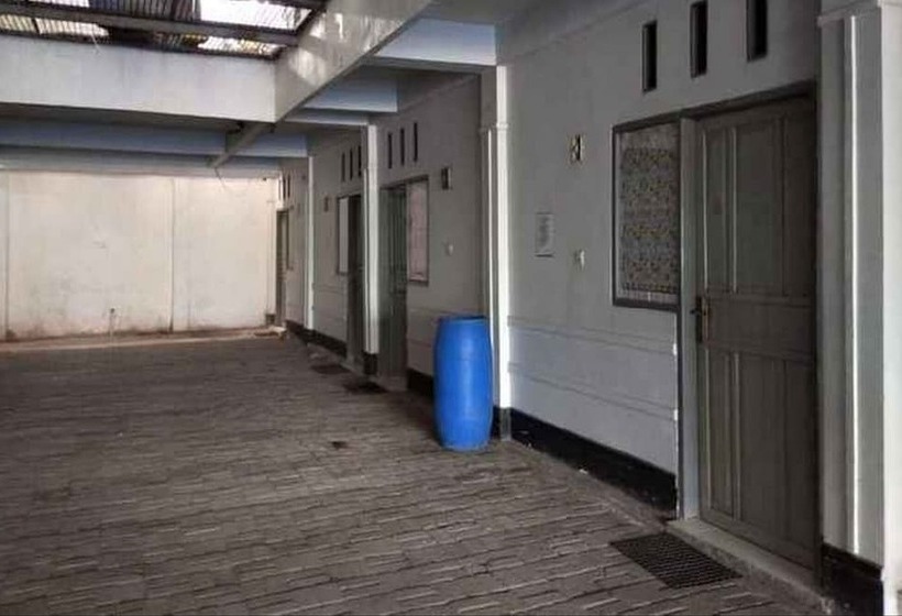 Отель Oyo 93774 Khaira Kos Dan Penginapan