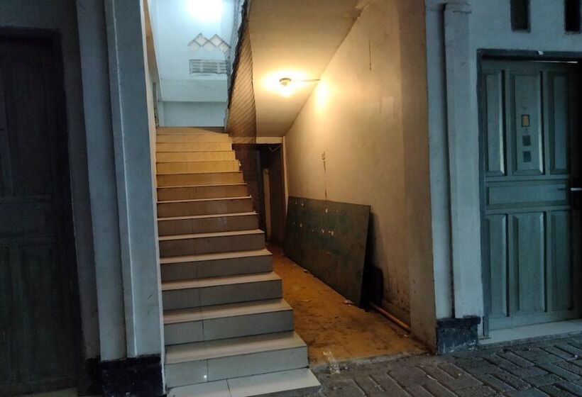 Отель Oyo 93774 Khaira Kos Dan Penginapan