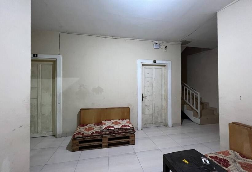 Отель Oyo 93774 Khaira Kos Dan Penginapan