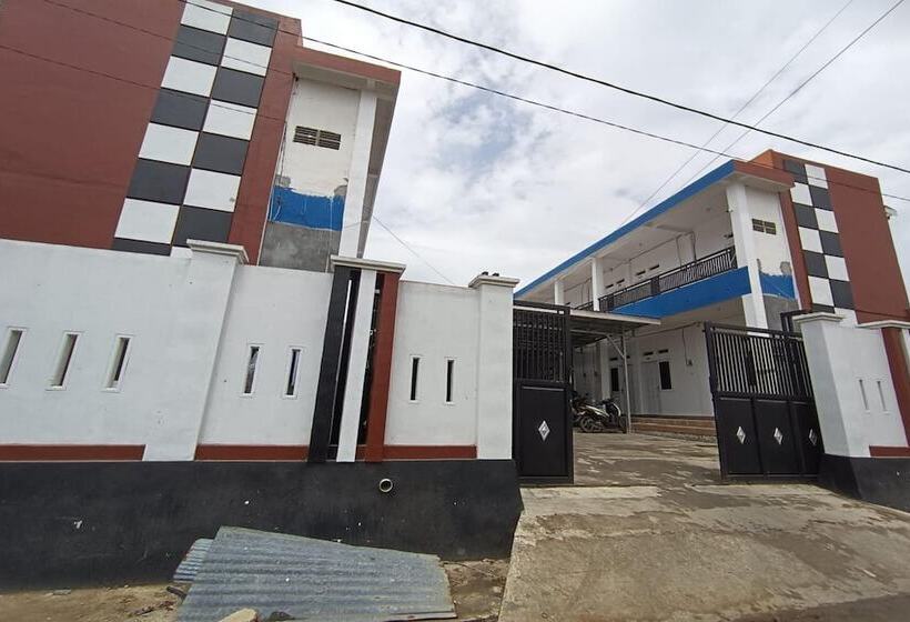 Отель Oyo 93774 Khaira Kos Dan Penginapan