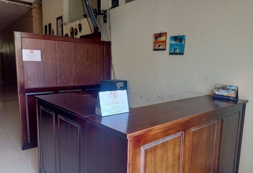 Отель Oyo 93774 Khaira Kos Dan Penginapan