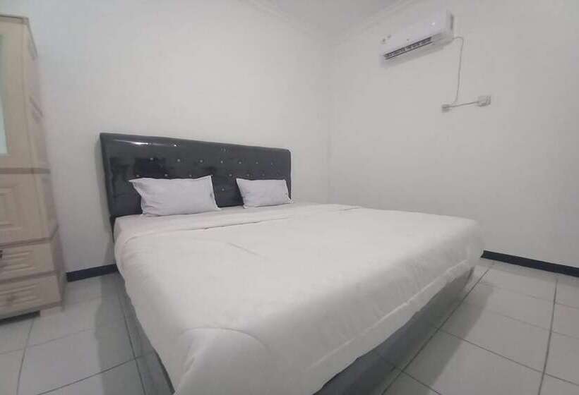 Отель Oyo 93774 Khaira Kos Dan Penginapan