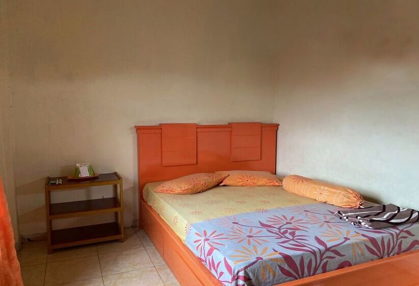 Отель Oyo 93774 Khaira Kos Dan Penginapan