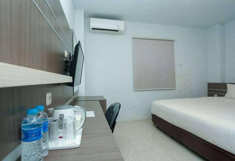 Отель Oyo 93774 Khaira Kos Dan Penginapan