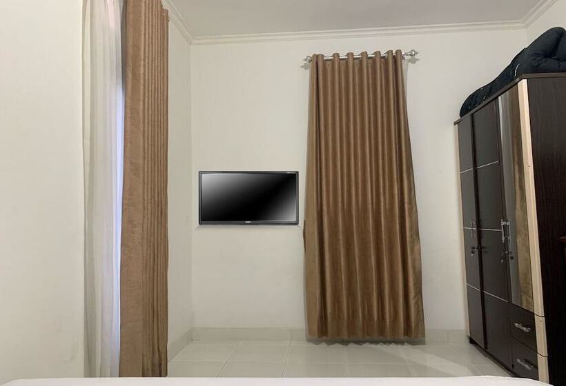 Отель Oyo 93774 Khaira Kos Dan Penginapan