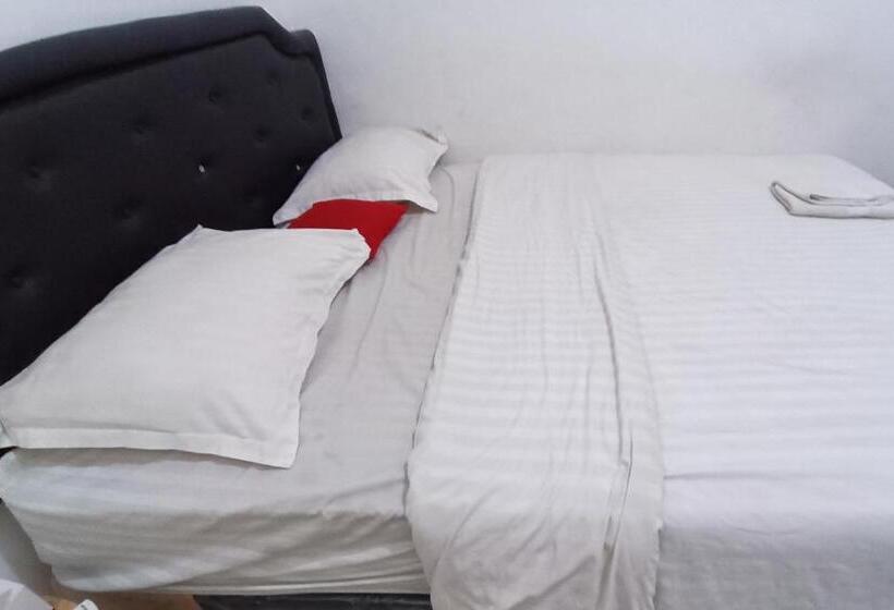 ホテル Oyo 93777 Aulia Residence