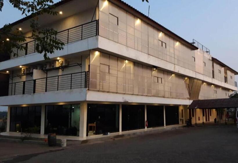 ホテル Oyo 93777 Aulia Residence