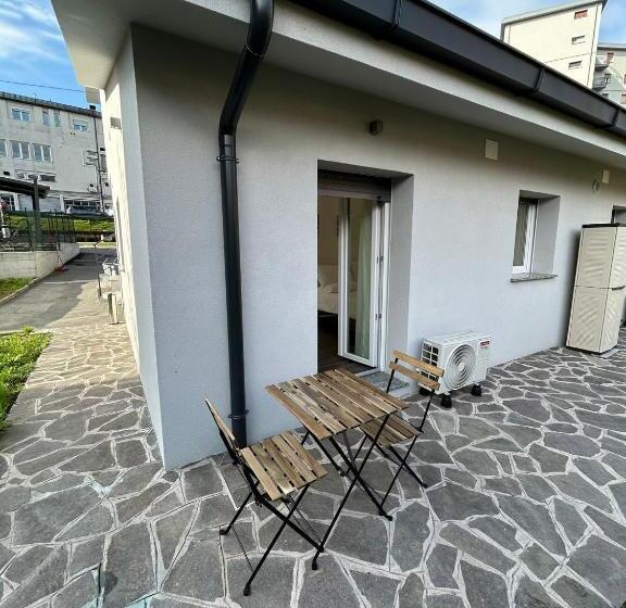 פנסיון Lake Home Apartments