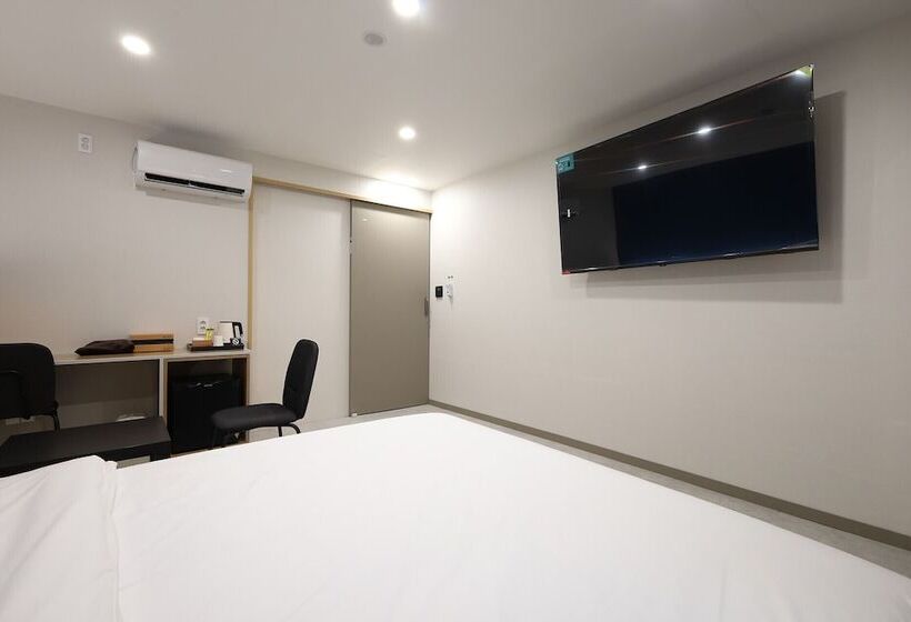 Calm Rest Hotel Gimhae