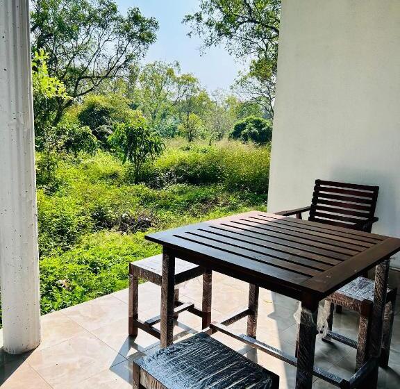 Отель Neem Holiday Bungalow Yala