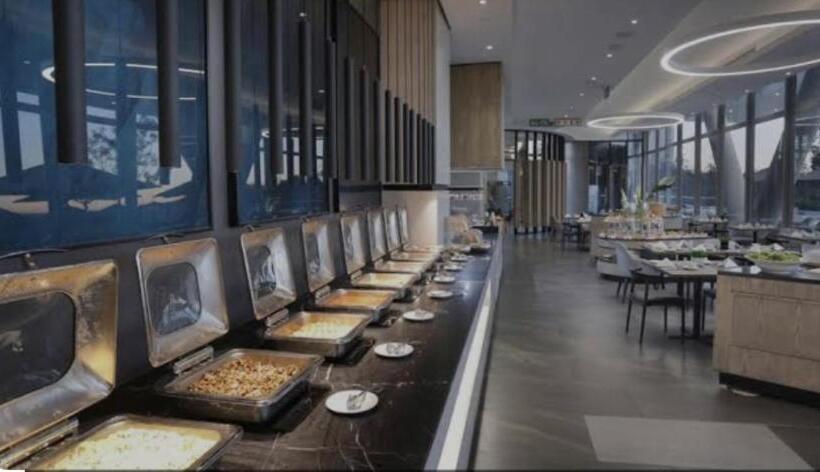 Отель Capitol On The Park