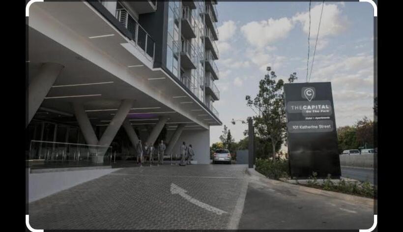 Отель Capitol On The Park