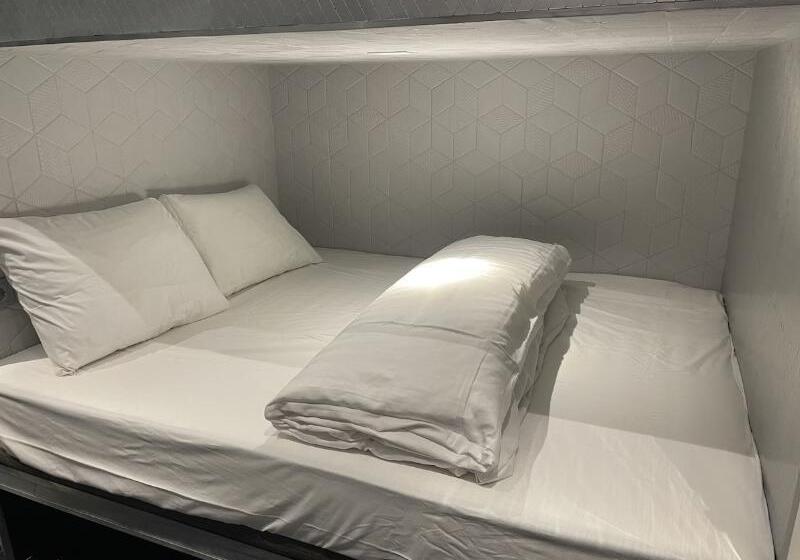 Diamond Capsule Hotel Amsterdam South