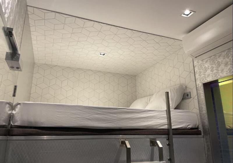 Diamond Capsule Hotel Amsterdam South