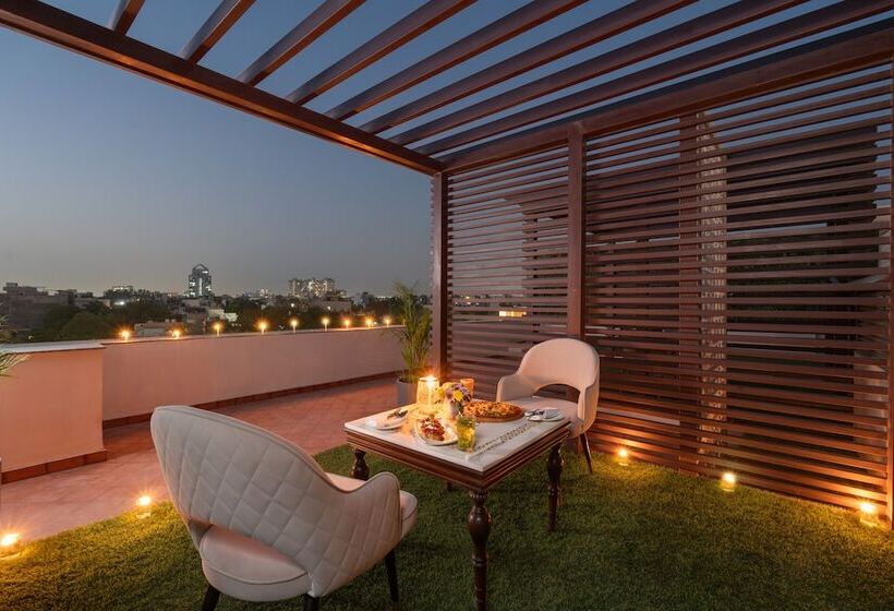 Foxtrail, Sector 42   Am Hotel Kollection