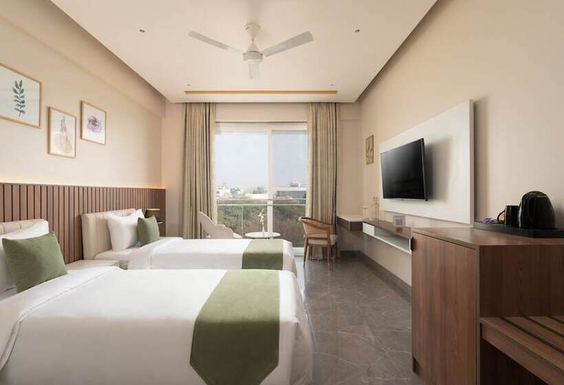 Foxtrail, Sector 42   Am Hotel Kollection