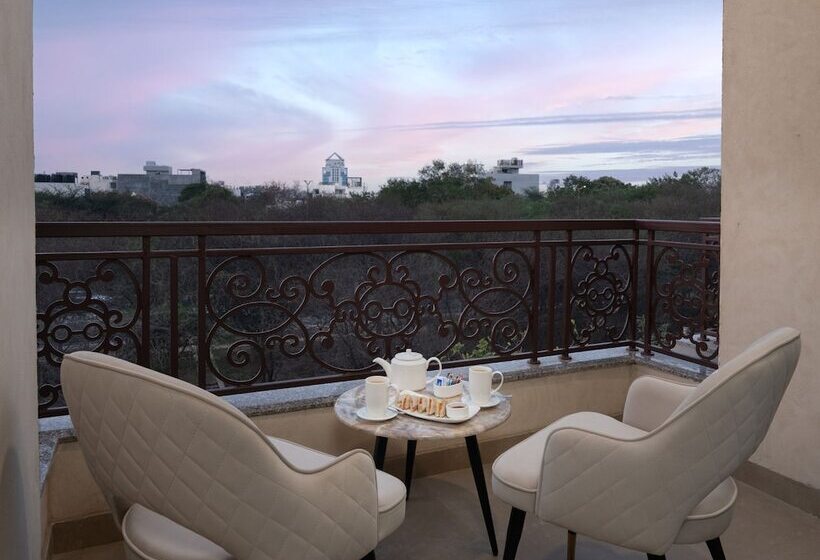 Foxtrail, Sector 42   Am Hotel Kollection