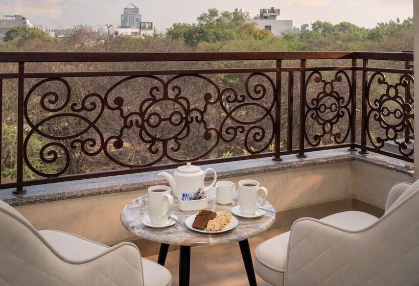 Foxtrail, Sector 42   Am Hotel Kollection