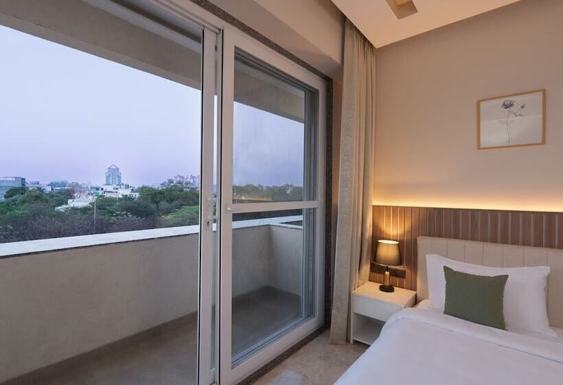 Foxtrail, Sector 42   Am Hotel Kollection