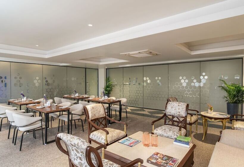 Foxtrail, Sector 42   Am Hotel Kollection