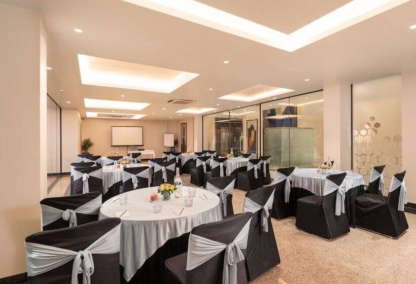 Foxtrail, Sector 42   Am Hotel Kollection