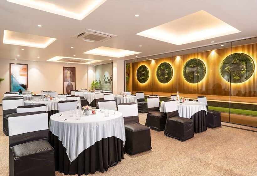 Foxtrail, Sector 42   Am Hotel Kollection