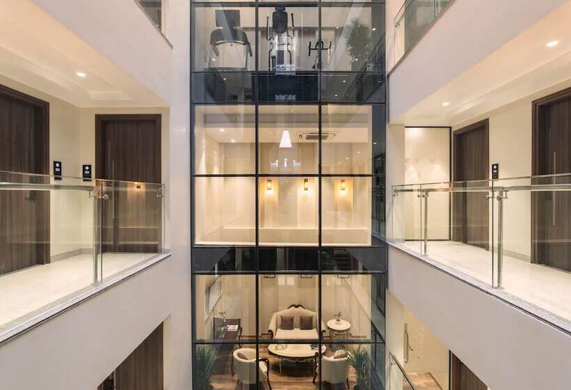 Foxtrail, Sector 42   Am Hotel Kollection